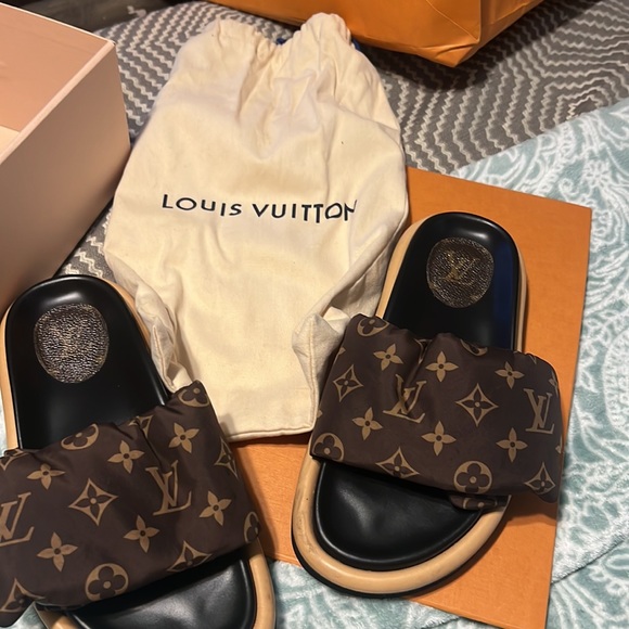 Louis Vuitton - Picture 2 of 3